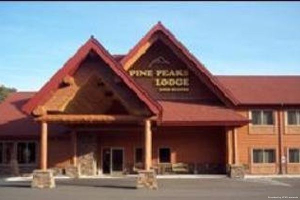 Hotel Pine Peaks Lodge and Suites (Crosslake)